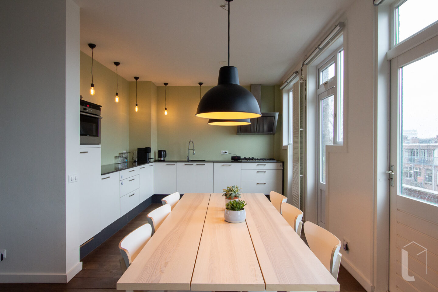 Gemeubileerd appartement aan de Stadhoudersweg, gelegen in Blijdorp. Met onder andere het Vroesenpark, Diergaarde Blijdorp en het Roel Langerakpark heeft Blijdorp genoeg mogelijkheden om wat vrije tijd te besteden. Daarnaast ligt de Stadhoudersweg op 10 m
